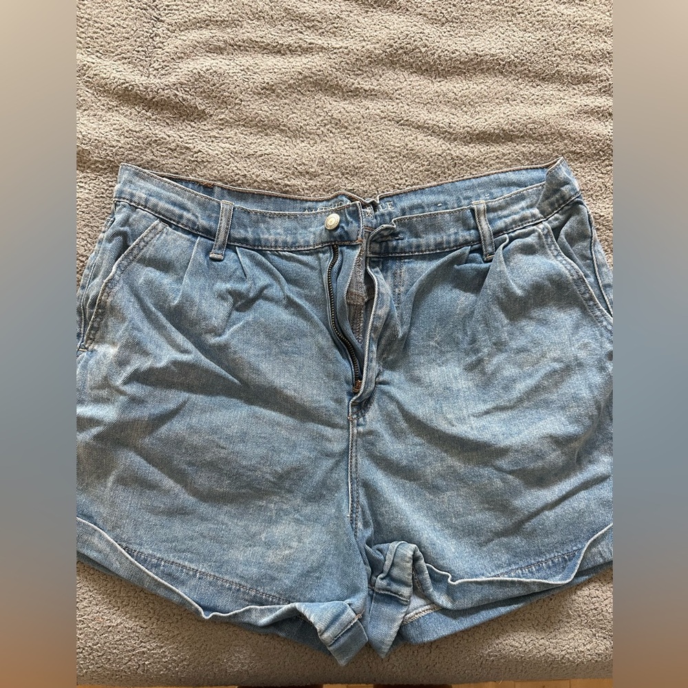 AE mom short